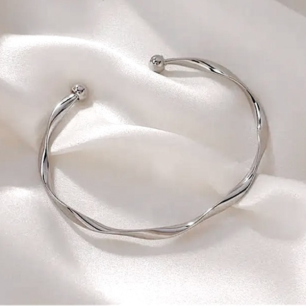 ⚜️𝟯𝟬%𝗢𝗙𝗙 𝗯𝘂𝗻𝗱𝗹𝗲𝘀 𝟯+⚜️ NEW Twisted Simple Delicate Cuff - Picture 6 of 13